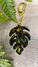 Load image into Gallery viewer, Keychain Monstera Black Gold
