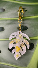 Load image into Gallery viewer, Keychain Monstera White Gold
