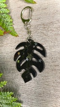 Load image into Gallery viewer, Keychain Monstera White Gold
